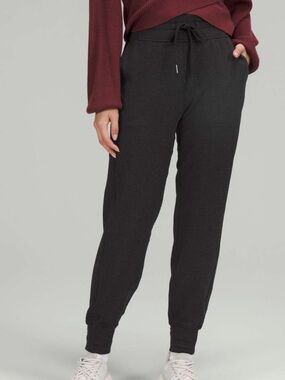 Lululemon Ready to Fleece High-Rise Jogger
Heathered Black size 10